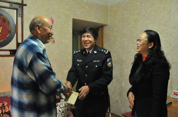 省公安廳經偵總隊長(cháng)王偉一(yī)行(xíng)到(dào)公司走訪慰問(wèn)困難職工(gōng)